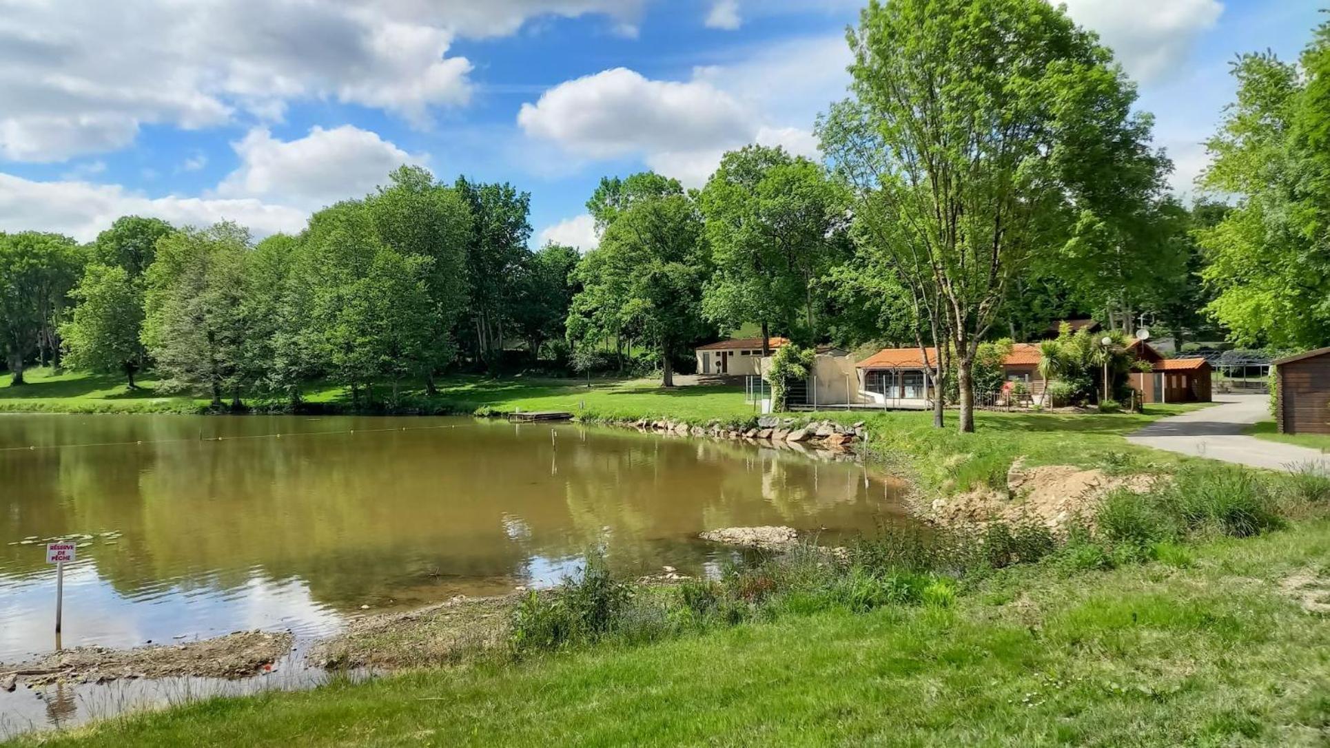 Chalet Simple Au Camping L'Etruyere Au Lac La Tardiere エクステリア 写真